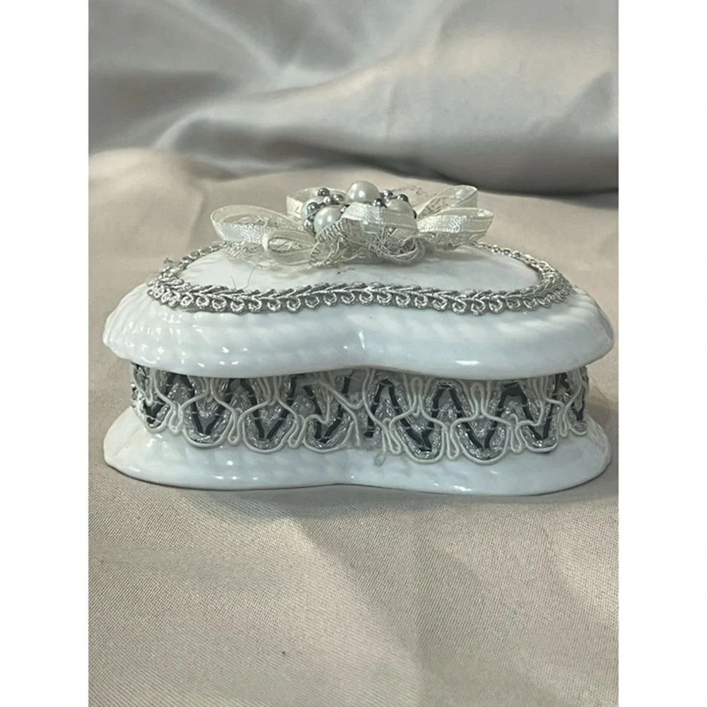 Ceramic Heart Shaped Trinket Box by FLOMO Unlimited (2323)‎